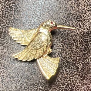 Avon gold tone hummingbird pin